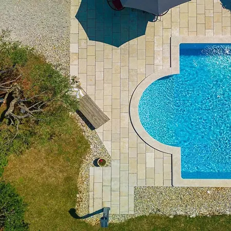 Benka Holiday home Mofardini